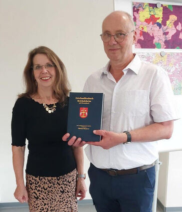 Das von ihm erstellte Ortsfamilienbuch Reicholzheim und seine Arbeit daran stellte Michael Masters zusammen mit seiner Frau Marianne in der Ortschaft vor.