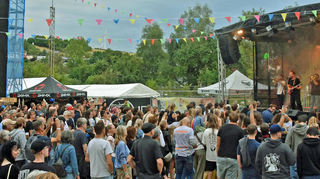 Sie heizten von der ersten Minute ihr begeistertes Publikum an, die Lokalmatadoren „Blaucrowd Surfer“ beim vierten Dure Festival in Bieberehren.