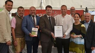 Nur selten gab es in Röttingen solch eine große Anzahl an Prominenz aus Sport und Politik. V. l. MdL Björn Jungbauer, Bürgermeister Herbert Hansmann (Bad Mitterndorf), Landrat Thomas Ebert, Staatssekretär Sandro Kirchner, Vorsitzender Sven Gibfried, MdB Hülya Düber, Bürgermeister Steffen Romstöck und BLSV Kreisvorsitzender Burkard Losert.