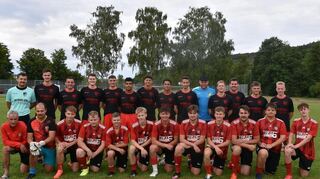 Erstes Fußballspiel zwischen den beiden Städtepartnern Röttingen und Bad Mittendorf aus der Steiermark. Die SGM Taubertal/Röttingen in der hinteren Reihe, vorne der ASV Bad Mitterndorf.