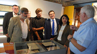 Landtagspräsidentin Muhterem Aras (Zweite von rechts) besuchte auf ihrer Gedenkstättenreise auch das jüdische Museum in Creglingen. Sie ließ sich von Martin Heuwinkel (rechts) über die Geschichte der jüdischen Gemeinde informieren. Mit dabei (von links) Bürgermeister Uwe Hehn, Armin Waldbüßer (MdL, Bündnis 90/Die Grünen), Rainer Moritz (Kreisrat, Die Grünen), Gerd Bayer (Grünen-Kandidat für die Landtagswahl) und Prof. Dr. Wolfgang Reinhart (MdL, Landtagsvizepräsident, CDU).