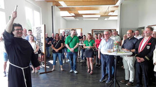 Stadtpfarrer Pater Josef Bregula segnete die neue Trainingshalle der Fastnachtsgesellschaft „Fideler Aff“ Walldürn.