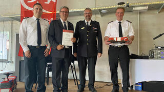 Bürgermeister und Feuerwehrmitglied Ralph Matousek (Zweiter von links) erhielt die Goldene Ehrennadel des Kreisfeuerwehrverbands.