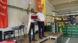 Pater Clint Mathew und Pfarrer Thomas Schnücker segeneten das neue Zuhause der Feuerwehr Rosenberg.
