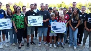 Zehn Projekte von Jugendlichen aus der Region wurden mit dem IHK-Preis „Jugend macht Zukunft“ ausgezeichnet worden, darunter auch drei aus dem Kreis. Unser Bild zeigt die Gewinner aus Gissigheim (links), Lauda-Königshofen (Mitte) und Grünsfeld (rechts) mit IHK-Präsidentin Kirsten Hirschmann (vorn, Dritte von links) bei der Übergabe der Preise mit den Mitgliedern der Jury.