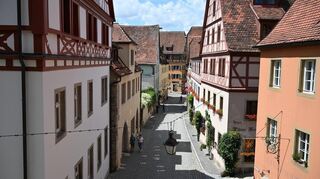 Musterbeispiel für die Standentwicklung von Rothenburg ob der Tauber: Die wiederaufgebaute Georgengasse mit Fachwerk-Ensemble. Dazu noch eine Baulücke (Mitte links) vom Luftangriff.