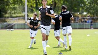 Spieler vom SV Sandhausen (SVS), vorne mit Benedikt Wimmer (SVS. 4), beim Aufwärmen, Aufwärmprogramm, Warmlaufen vor dem Spiel, Aktion, Action beim Testspiel, SV Sandhausen - 1. FC Schweinfurt.