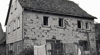 Ein Wohnhaus in Lichtel, schwer gezeichnet vom Hageleinschlag.