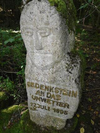 Am Holzberg bei Archshofen steht dieser Gedenkstein, der an das schwere Unwetter vom 22. Juli 1995 erinnert.