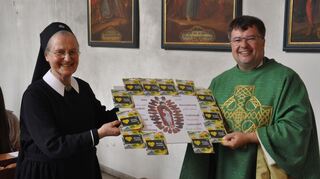 Pfarrer Oliver Störr dankt Schwester Annemarai für ihr Wirken in der Seelsorgeeinheit Grünsfeld-Wittighausen.
