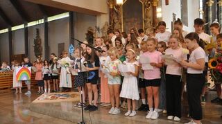 Der Kinderchor stimmt ein Danklied für Schwester Annemarai an