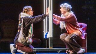 Die Schauspielerinnen Katharina Blaschke (rechts) und Katharina Wittenbrink am St. Pauli Theater in "Nicht anfassen! – Liebe in Zeiten des Abstands" von Franz Wittenbrink. Jetzt steht Blaschke in Weikersheim als „Frosch“ auf der Bühne.