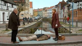 Ein Rentner stirbt bei einer Demo für einen gefährdeten Senioren-Treff. Katharina Blaschke als Dr. Helene Sturbeck am Filmset von „Soko Wismar“, links Udo Kroschwald als Polizeihauptkommissar Jan Reuter.