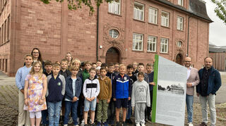 Die Schüler der Klasse 4c der Grundschule Walldürn haben im Unterricht die Inschrift der neuen Gedenkstele zum Luftangriff 1944 erarbeitet.
