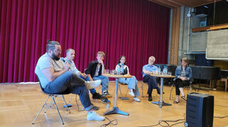 Von links: Cornelius Kückelhaus (Landeszentrale für Politische Bildung), Klaus Huth (Lehrer an der Kaufmännischen Schule Bad Mergentheim), Andreas Baier (Schüler am DOG), Clara Widmayer (Abiturientin), Thomas Schnabel (Historiker) und Moderatorin Beatrice Faßbender diskutierten über den Umgang mit Rechtsextremismus im ländlichen Raum.