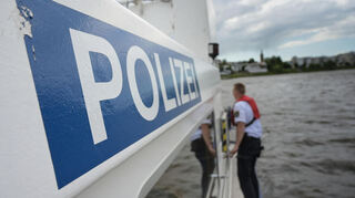 Im Main bei Winterhausen im Landkreis Würzburg ist es am Sonntag zu einem Badeunfall gekommen. Von einem 17-jährigen Teenager fehlt seitdem jede Spur. Die Suche der Polizei dauerte am Dienstag weiter an. (Symbolbild)
