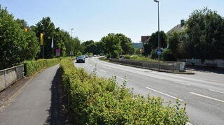 Blick auf die aktuelle Hauptverkehrsachse zwischen Schellenhäuschen und Schwimmbad-Kreuzung. Hier könnten in der Zukunft Wohnhäuser stehen und der Verkehr nach rechts auf die alte Igersheimer Straße geführt werden.