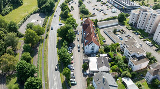 „Wohnen am Park": Auf der momentanen Hauptverkehrsachse (links) könnten in Zukunft Mehrfamilienhäuser stehen. Die alte Igersheimer Straße (Mitte), am Lidl-Markt vorbei, würde zur neuen Stadtausfahrt ertüchtigt.