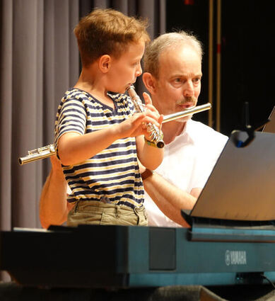 Bei der Sommerserenade der Jugendmusikschule Külsheim überzeugten die Nachwuchstalente nicht nur zur Freude von Leiter Achim Klein (rechts) mit ihren Vorträgen das Publikum.