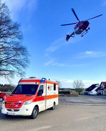 Rettungshubschrauber kommen unter anderem zum Einsatz, wenn Patienten in weiter entfernte Spezialkliniken transportiert werden müssen.