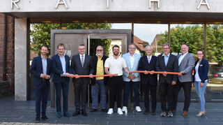 Wolfram Bernhardt, Jürgen Galm, Landrat Dr. Achim Brötel, Manfred Maschek, Sebastian Maschek, Bernd Henkel, Thomas Ludwig, Ralph Matousek, Ralf Kilian und Ines Braach (von links) blicken zusammen in die Zukunft und fiebern dem Glasfaserausbau in den RIO-Kommunen entgegen.