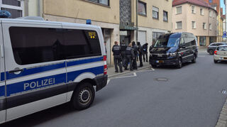 Ein Großaufgebot der Polizei, darunter auch eine Einheit der Bereitschaftspolizei, durchsuchte am Donnerstagmorgen ein Gebäude in der Münzgasse in Bad Mergentheim.