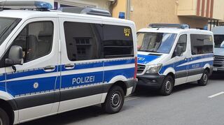 Ein Einsatzwagen der Polizei reihte sich in der Münzgasse an den nächsten.