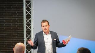 Marcel Stephan, Leiter des Amtes für Wirtschaft und Klimaschutz beim Landratsamt Main-Tauber, erklärte den Unternehmerinnen und Unternehmern in einem kurzen Beitrag, was es mit der Arbeitsmarktdrehscheibe auf sich hat.