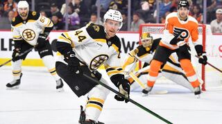 Dan Renouf (Nummer 44) absolvierte insgesamt 24 Spiele in der NHL. Sein letztes hier für die Boston Bruins gegen die Philadelphia Flyers.