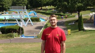 Die DLRG unterstützt im Sommer bei der Aufsicht im Freibad. Einer der Engagierten ist Marco Strecker.