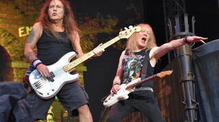 Steve Harris (links) und Janick Gers präsentierten sich beim Open Air auf dem Cannstatter Wasen in Stuttgart vor 45.000 Fans gemeinsam mit ihren Mitstreitern von „Iron Maiden“ in Höchstform.