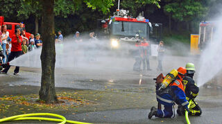 Löschübung: Die Jugendfeuerwehr, unterstützt von den Aktiven, demonstrierten einen Wohnhausbrand von der Alarmierung bis zum Einholen der Wasserschläuche.