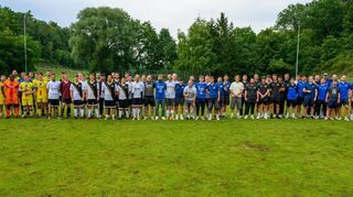 Ein Teil der teilnehmenden Teams beim Aktiventurnier mit Pokalstifter Deniz Uluer und dem Vorsitzenden Eberhard Wendt.