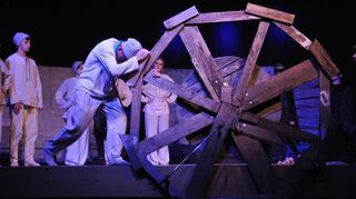 Ganz ohne magische Kräfte ist für „Krabat“ (Jonathan Horn) die Arbeit in der Mühle kaum zu bewältigen.