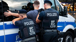 Ein betrunkener 22-Jähriger hat beim Altstadtfest in Eppingen in Kreis Heilbronn sowohl Mitarbeiter eines Sicherheitsdienstes als auch Polizeibeamte bespuckt, getreten und beleidigt. Der junge Mann wurde festgenommen. (Symbolbild)
