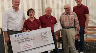 Große Freude herrschte beim Heimatverein Zehntweghütte über die Spende von 250 Euro, die Überreichung der Landesehrennadel an Konrad Stumpf sowie die musikalische Würdigung des Ehrenvorsitzenden Wilfried Häffner. Unser Bild zeigt Ortsvorsteher Klaus Häffner, Vorsitzende Martina Hopf, Konrad Stumpf, Wilfried Häffner sowie Bürgermeister Benjamin Czernin (von links).