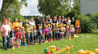 Wer will fleißige Handwerker sehn, der muss in den Kindergarten nach Schillingstadt gehen. Kinder, Bürgermeister sowie alle am Projekt Beteiligten freuen sich anlässlich des Spatenstichs über den Beginn der Bauarbeiten.