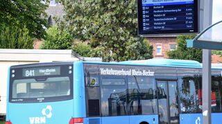 „Dynamische Fahrgast-Informationsanzeiger“ mit Echtzeitdaten zu Abfahrtszeiten wird es vorläufig nur an den bekannten Haltestellen – wie hier dem Bahnhof Walldürn – geben. Denn der Kreistag hat die Erweiterung auf weitere Kommunen bis 2028 auf Eis gelegt.