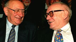 Der Literaturkritiker Marcel Reich-Ranicki (l.) unterhält sich im Januar 2000 vor der Verleihung des Friedrich-Hölderlin-Preises in Bad Homburg mit Ernst Jandl. Ein paar Monate später starb der österreichische Schriftsteller.