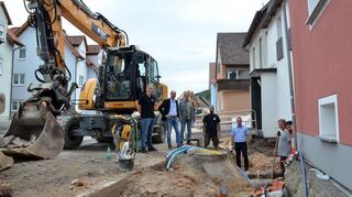 Die Riedsanierung in Hardheim schreitet planmäßig voran. Die Beteiligten rund um Bürgermeister Stefan Grimm (Zweiter von links) und Bauamtsleiter Daniel Emmenecker (Dritter von rechts) ziehen ein erstes positives Fazit.