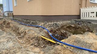 Bis zu den Grundstücksgrenzen wird die Straße aufgegraben.