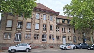 Dem leerstehenden Dienstgebäude der Deutschen Bahn, das zuletzt die Büroräume der Strabag Rail beherbergt hatte, soll neues Leben eingehaucht werden. Dort ist ein Hotel geplant.