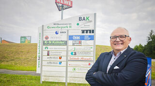 Külsheims Bürgermeister Thomas Schreglmann steht am Eingang zum neu entstandenen Gewerbepark. Das Stadtoberhaupt zieht eine durchweg positive Bilanz beim Thema Konversion.