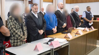 Die Angeklagten vor Prozessbeginn am Landgericht Mosbach mit ihren Verteidigern.