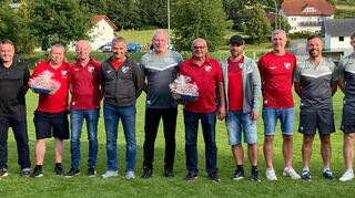 Verabschiedungen und Ehrungen beim VfB Altheim (von links nach rechts): Andreas Wörner, Alexander Gramlich, Heinz Schönbein, Wolfgang Simon, Rainer Weber, Josef Sans, Johannes Hemberger (Vorstand), Christoph Krepel, Thorsten Frank (Vorstand), Dirk Sans (Spieler 1. Mannschaft).