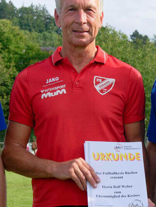 Ralf Weber wurde im Rahmen des Sportfests für seine langjährigen Verdienste als Sportrichter besonders geehrt und zum Ehrenmitglied des Fußballkreis Buchen ernannt.