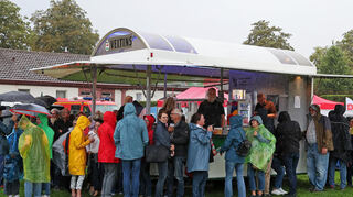 Feuchtfröhlich ging es bei „Pop und Poesie“ im Schwetzinger Schlossgarten zu.