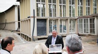 Kurdirektor Sven Dell ging auf die Historie der Wandelhalle ein und weshalb eine Generalsanierung fällig wurde.