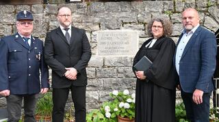 Feuerwehrkommandant Holger Seubert, Bürgermeister Bernd Korbmann, Pfarrerin Astrid Männer und Landrat Thomas Eberth (von links) an der Gedenktafel, die an den verheerenden Brand 1825 erinnern soll.c