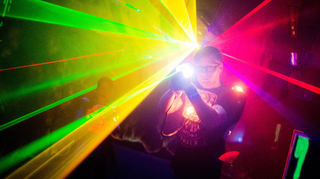 Viele Mannheimer Jugendhäuser bieten in den Sommerferien Ausflüge an - zum Beispiel in eine Lasertag-Halle.